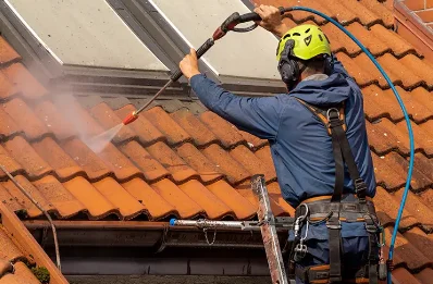 Démoussage et hydrofuge de toiture à Comus